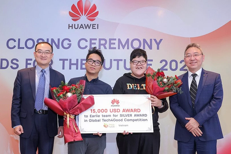 Đại diện Huawei Việt Nam trao thưởng cho nhóm sinh viên Việt Nam đoạt giải Nhì trong cuộc thi Tech4Good 2021 với dự án Earlie