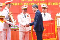 Thủ tướng Lê Minh Hưng trao tặng danh hiệu Anh hùng Lực lượng vũ trang nhân dân cho Trung tướng Nguyễn Thanh Tùng. Ảnh: Công an Hà Nội.