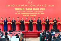 Thường trực Ban Bí thư Trần Cẩm Tú cùng các đại biểu cắt băng khai trương Trung tâm Báo chí.
