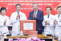 Tổng bí thư Tô Lâm tặng quà cho cán bộ, bác sĩ, nhân viên y tế Bệnh viện Hữu nghị. Ảnh: TTXVN.