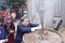 Tổng bí thư, Chủ tịch nước Tô Lâm dâng hương trong Thượng Cung tại đền Thượng. Ảnh: TTXVN.