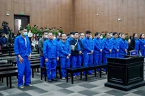 Cựu thẩm phán bật khóc tại tòa, khai vì “thương cháu” nên môi giới hối lộ