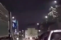 Bị ô tô bán tải tạt đầu, tài xế xe máy chở phụ nữ và trẻ em ngã sát xe đầu kéo