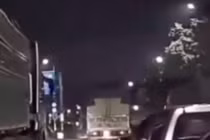 Bị ô tô bán tải tạt đầu, tài xế xe máy chở phụ nữ và trẻ em ngã sát xe đầu kéo