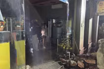 Hà Nội: Cháy nhà 5 tầng kinh doanh cà phê ca nhạc, cảnh sát cứu 15 người mắc kẹt