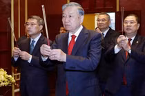 Tổng bí thư Tô Lâm dâng hương tưởng nhớ, tri ân các bậc tiên đế có công với đất nước tại Khu Di tích Hoàng Thành Thăng Long - Hà Nội. Ảnh: TTXVN.