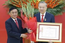 Tổng bí thư Tô Lâm nhận Huy hiệu cao quý của Đảng