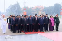 Lãnh đạo Đảng, Nhà nước vào Lăng viếng Chủ tịch Hồ Chí Minh. Ảnh: TTXVN.
