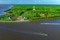 Mũi Cà Mau - vùng đất địa đầu cực Nam Tổ quốc, giữ vị thế chiến lược đặc biệt về quốc phòng, an ninh và phát triển kinh tế biển của đất nước. Ảnh: Huỳnh Lâm.