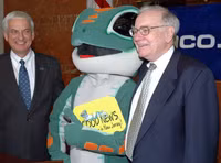 Tỉ phú Warren Buffett "tiết lộ" công thức đầu tư với tỷ suất sinh lời gần 3,8 triệu % ảnh 2 Buffett chụp ảnh cùng linh vật của Geico vào năm 2004 (Ảnh: WSJ)