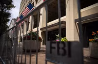 Giao dịch phòng chat: Bên trong "chợ đen" chuyên bán bí mật của nước Mỹ ảnh 2 Trụ sở của FBI tại Washington (Ảnh: Bloomberg)