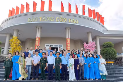 Đoàn công tác thăm Bảo tàng Côn Đảo. Ảnh: VUSTA.
