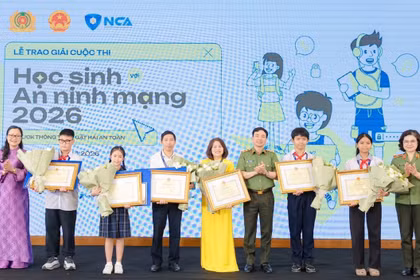 Thứ trưởng Bộ GDĐT Nguyễn Thị Quyên Thanh và Trung tướng Lê Xuân Minh, Cục trưởng Cục A05 trao giải Nhất cho học sinh, đơn vị dự thi.