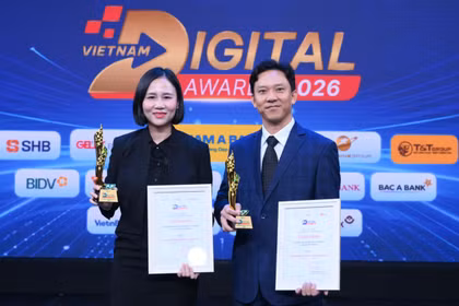 Đại diện Zalo và Zalo Video nhận cúp vinh danh tại Vietnam Digital Awards 2026.