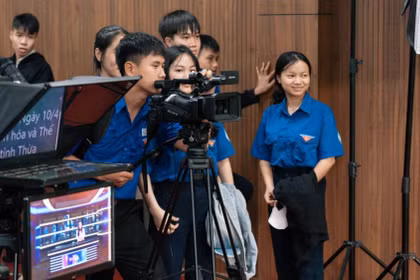 Sinh viên thực hành ghi hình trong giờ học, rèn luyện kỹ năng sản xuất nội dung truyền thông chuyên nghiệp.