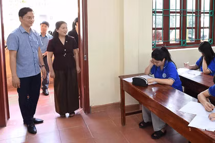 Ông Vũ Đình Hưng kiểm tra công tác tổ chức kỳ thi khảo sát lớp 12 trên địa bàn tỉnh Tuyên Quang hồi tháng 5/2026. Ảnh: tuyenquang.gov.vn.