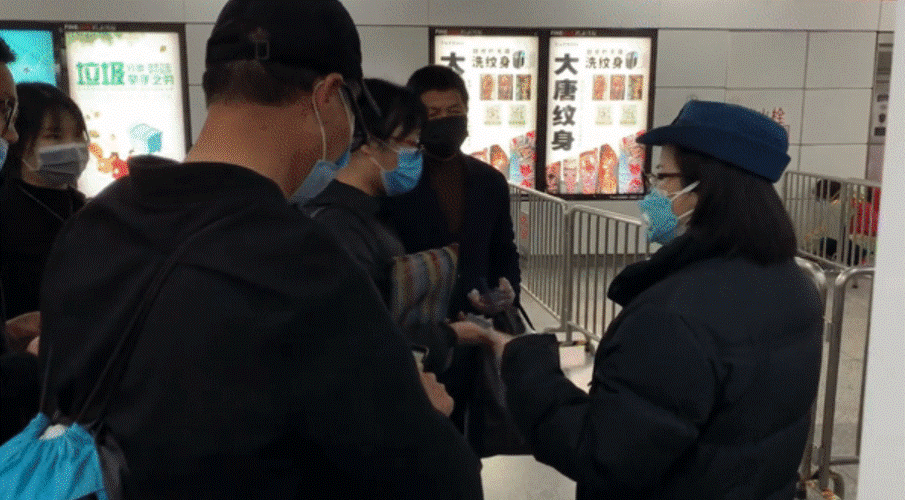 Nhân viên bảo vệ tàu điện ngầm ở Hàng Châu kiểm tra mã vạch điện thoại. Nhân viên bảo vệ tàu điện ngầm ở Hàng Châu kiểm tra mã vạch điện thoại.