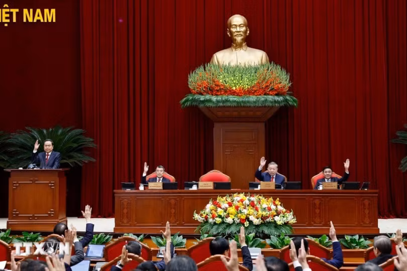 Các đại biểu thông qua chương trình Hội nghị Trung ương 2 khóa XIV. Ảnh: TTXVN.