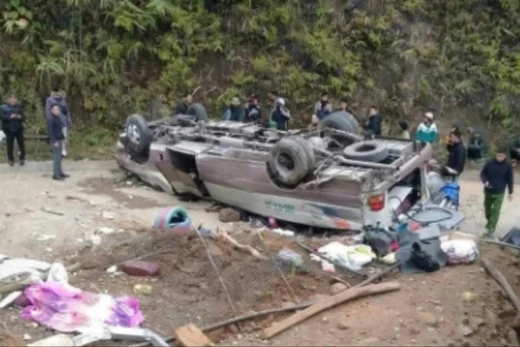 Xe chở đoàn giáo viên đi thiện nguyện bị lật, 8 người tử vong