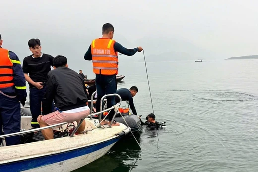 Tìm thấy 1 trong 6 người mất tích trong vụ lật tàu trên hồ Thác Bà