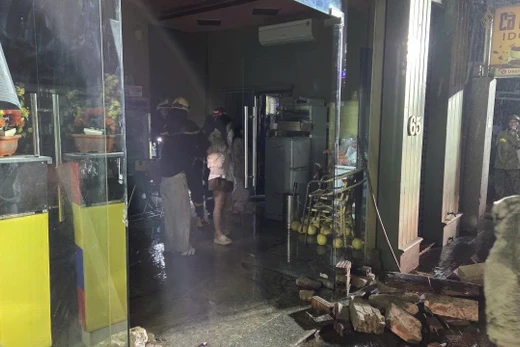 Hà Nội: Cháy nhà 5 tầng kinh doanh cà phê ca nhạc, cảnh sát cứu 15 người mắc kẹt