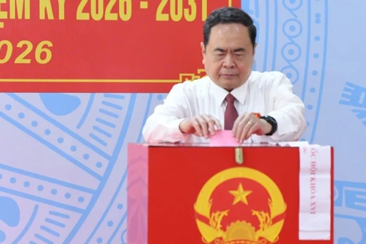 Chủ tịch Quốc hội Trần Thanh Mẫn, Chủ tịch Hội đồng Bầu cử quốc gia, bỏ phiếu tại Khu vực bỏ phiếu số 14 (xã Hóc Môn, TP.HCM). Bí thư Thành ủy TP.HCM Trần Lưu Quang cũng tham gia bỏ phiếu tại đây. Ảnh: VGP.