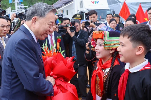 Học sinh tại điểm cầu trường phổ thông nội trú tiểu học và trung học cơ sở Đồng Đăng, Lạng Sơn tặng hoa Tổng bí thư Tô Lâm. Ảnh: VGP.