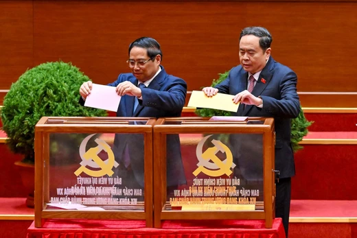 Hình ảnh bỏ phiếu kín bầu Ban Chấp hành Trung ương khóa XIV