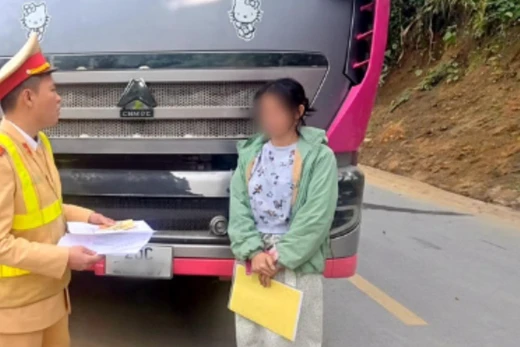 Dừng xe giữa đường để tranh luận về ánh đèn pha, nữ TikToker bị phạt