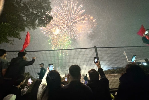 Người dân thích thú dùng điện thoại ghi lại khoảnh khắc pháo phát sáng trên bầu trời. Ảnh: Quỳnh An.