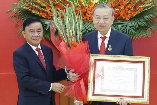 Tổng bí thư Tô Lâm nhận Huy hiệu cao quý của Đảng