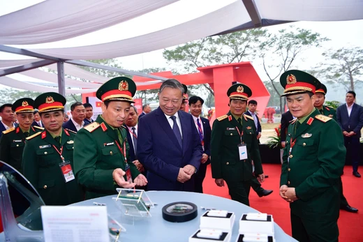 Tổng bí thư Tô Lâm nghe giới thiệu về công nghệ chip bán dẫn tại khu vực triển lãm của Viettel trong lễ khởi công nhà máy chip đầu tiên của Việt Nam.