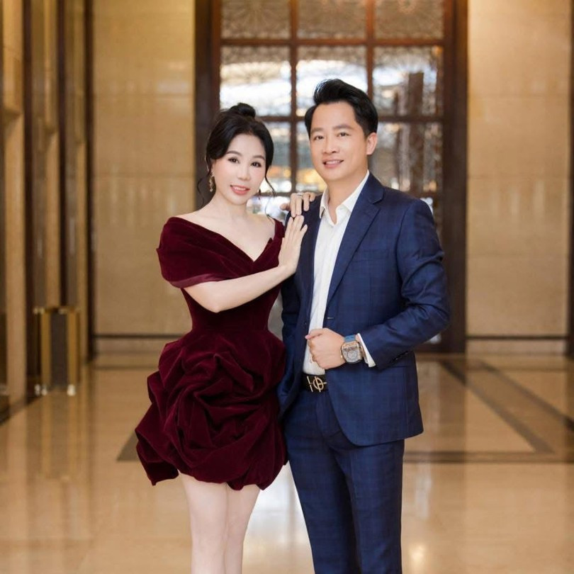 Vợ chồng bà Phan Thị Mai. Ảnh: FBNV.