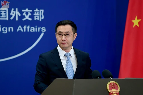 Người phát ngôn Bộ Ngoại giao Trung Quốc Lâm Kiếm tại cuộc họp báo chiều 16/3. Ảnh: BNGTQ.
