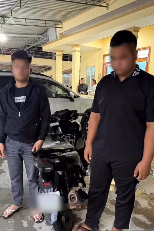 Từ clip người dân gửi, 2 thanh niên bị phạt hơn 27 triệu đồng