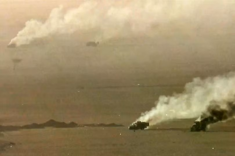 Các phương tiện quân sự bốc cháy trong cuộc giao tranh tại tỉnh al-Jawf, Yemen. Ảnh: AFP.
