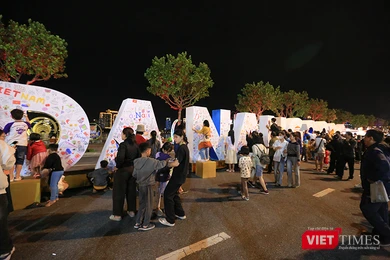 Du khách nước ngoài viết lời chúc trước thềm năm mới 2026 tại không gian Đại lộ “Đà Nẵng – Chào năm mới 2026”.