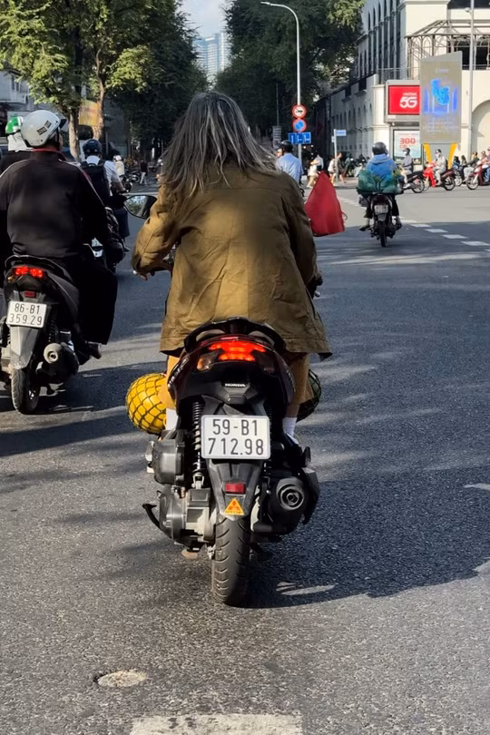 Người đàn ông chạy xe lạng lách, mở nhạc giữa trung tâm TP.HCM