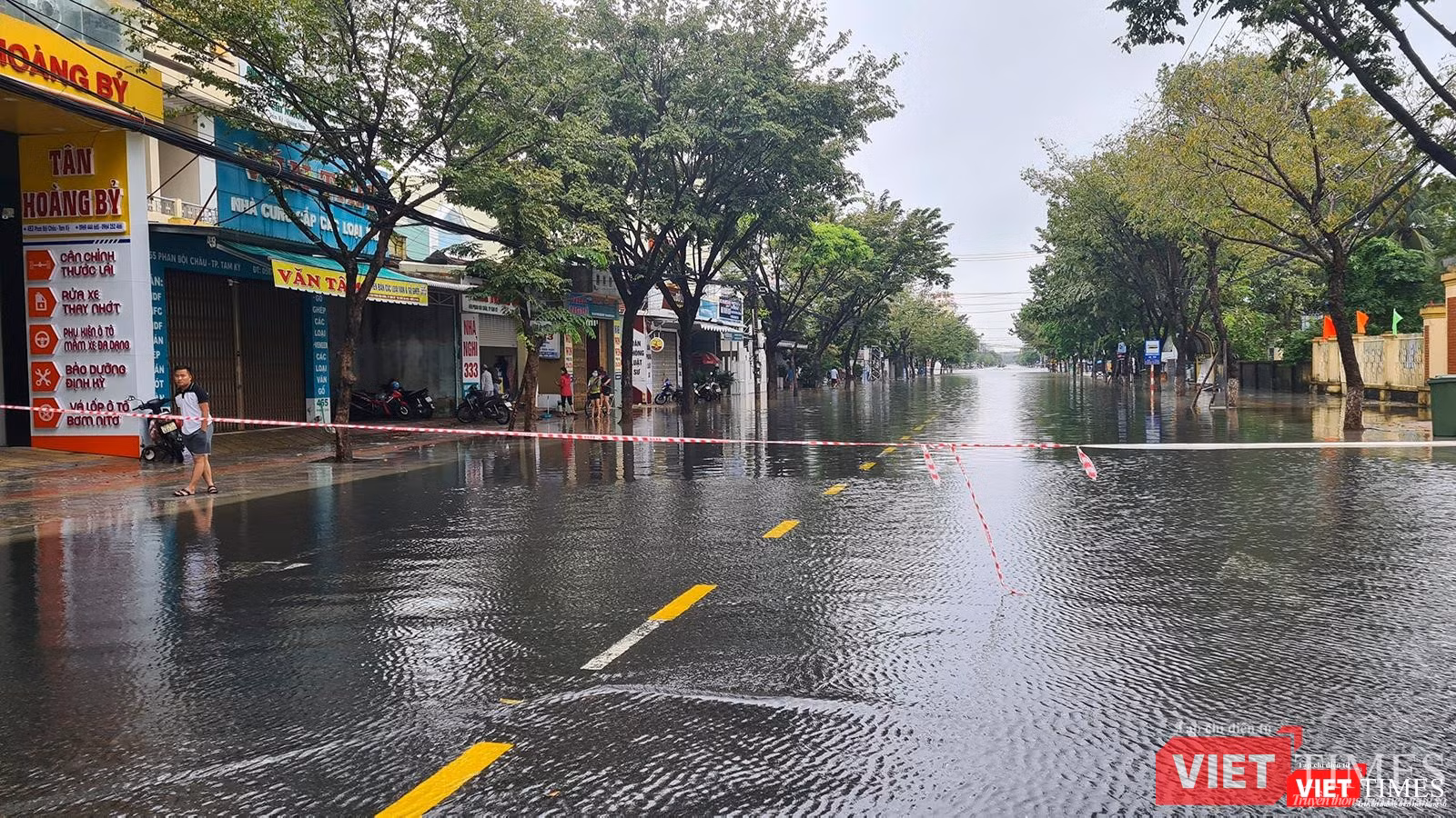 Lực lượng chức năng giăng dây cảnh báo khu vực ngập úng nặng nề