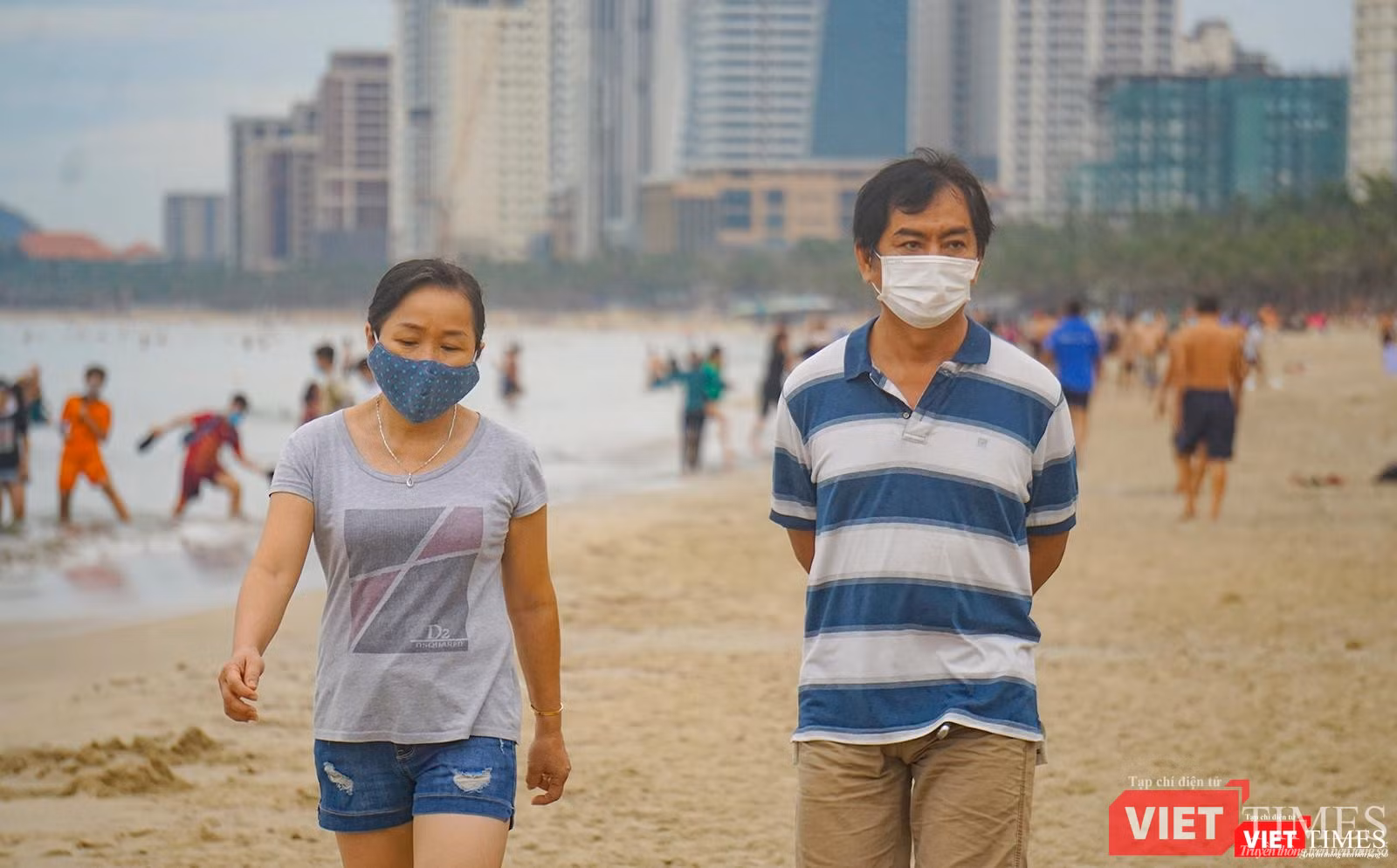 Người dân TP Đà Nẵng đi tắm biển vẫn tuân thủ đúng quy định phòng dịch