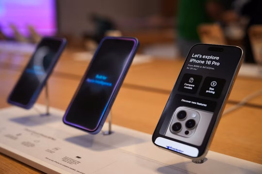 iPhone bay ban tai Apple Store - Reuters.jpg