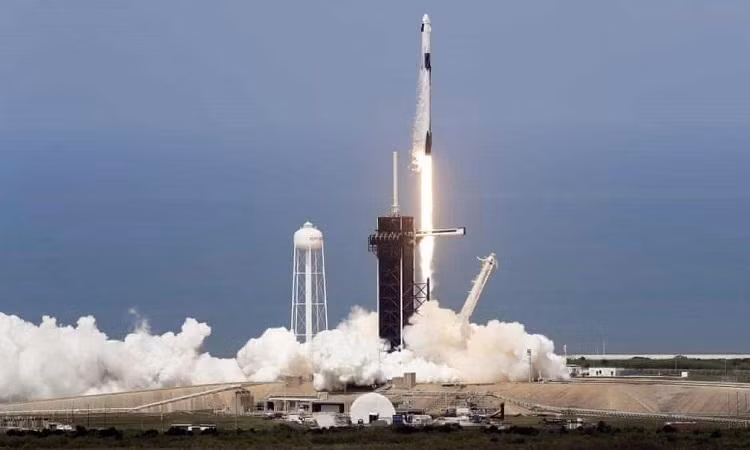 Tên lửa Falcon 9 mang tàu chở người Crew Dragon bay lên quỹ đạo hôm 31/5. Ảnh: Guardian. Tên lửa Falcon 9 mang tàu chở người Crew Dragon bay lên quỹ đạo hôm 31/5. Ảnh: Guardian.