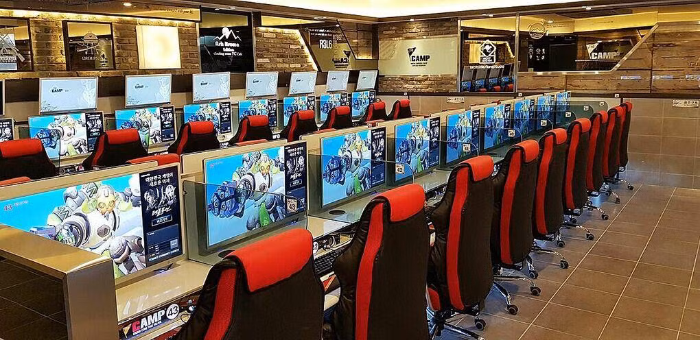 Các quán game ở Hàn Quốc được trang bị cấu hình mạnh, quy mô lên đến hàng trăm dàn máy. Ảnh: Koreaboo. Các quán game ở Hàn Quốc được trang bị cấu hình mạnh, quy mô lên đến hàng trăm dàn máy. Ảnh: Koreaboo.