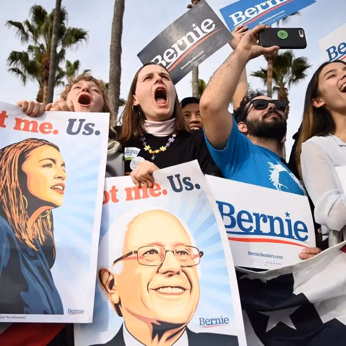 Là một đại diện của chủ nghĩa xã hội dân chủ, ông Sanders đã trở thành chính trị gia nổi tiếng nhất trong giới trẻ Mỹ. Ảnh: NYT Là một đại diện của chủ nghĩa xã hội dân chủ, ông Sanders đã trở thành chính trị gia nổi tiếng nhất trong giới trẻ Mỹ. Ảnh: NYT