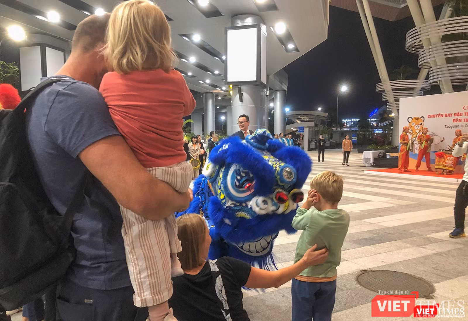 Du khách quốc tế hứng thú với tiết mục Lân sư rồng Du khách quốc tế hứng thú với tiết mục Lân sư rồng