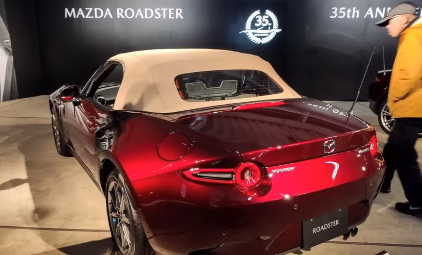 Phiên bản mui mềm của Mazda MX-5 Miata 35th Anniversary Edition vẫn sẽ được trang bị động cơ Skyactiv-G 4 xy-lanh thẳng hàng 1.5L mạnh 136 mã lực và mô-men xoắn 152 Nm.