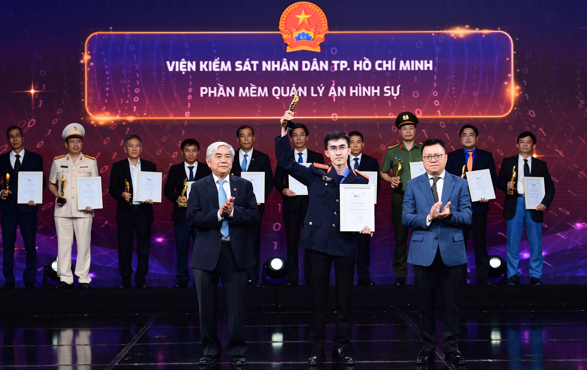 Viện Kiểm sát nhân dân Thành phố Hồ Chí Minh nhận giải thưởng với “Phần mềm quản lý án hình sự”. Đại diện cho Viện Kiểm sát nhân dân Thành phố Hồ Chí Minh, Kiểm sát viên Đỗ Hữu Tân nhận giải thưởng.