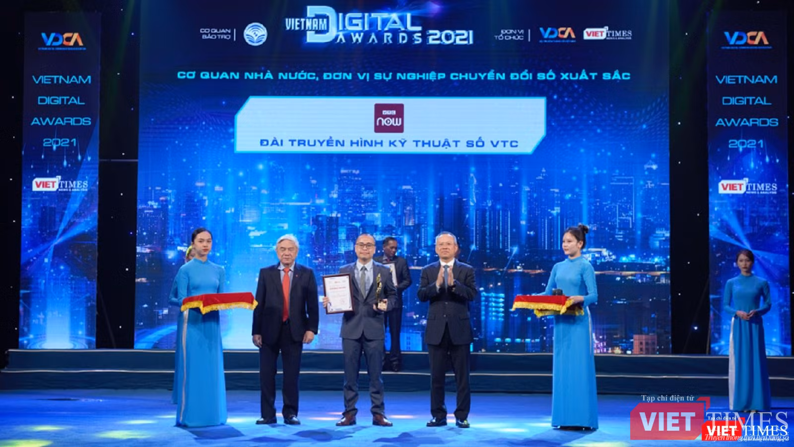 Nhà báo Nguyễn Lê Tân đại diện Đài Truyền hình Kỹ thuật số VTC nhận giải tại Lễ trao Giải thưởng Chuyển đổi số Việt Nam 2021 - Vietnam Digital Awards 2021. Nhà báo Nguyễn Lê Tân đại diện Đài Truyền hình Kỹ thuật số VTC nhận giải tại Lễ trao Giải thưởng Chuyển đổi số Việt Nam 2021 - Vietnam Digital Awards 2021.