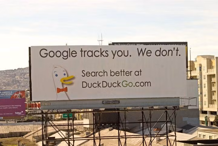 Bảng quảng cáo của DuckDuckGo tại San Francisco. Ảnh: WIRED Bảng quảng cáo của DuckDuckGo tại San Francisco. Ảnh: WIRED