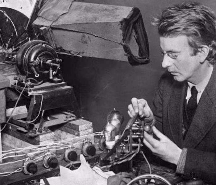 John Logie Baird và phát minh của ông về chiếc tivi cơ học đầu tiên John Logie Baird và phát minh của ông về chiếc tivi cơ học đầu tiên